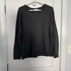 Universal Thread Black Crewneck Swartshirt